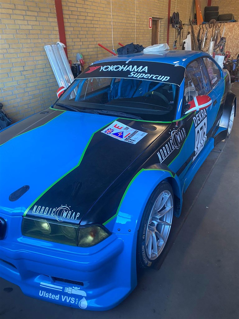 Det er en rigtig flot og velbygget BMW, som Michael Nymark har fået skruet sammen. Det har holdet også en tradition for, med den anden BMW, som holdet tidligere har kørt Youngtimer med. Det bliver rigtig spændende at følge ham i Yokohama SuperCup 200 mesterskabet.
(Foto: Michael Nymark)